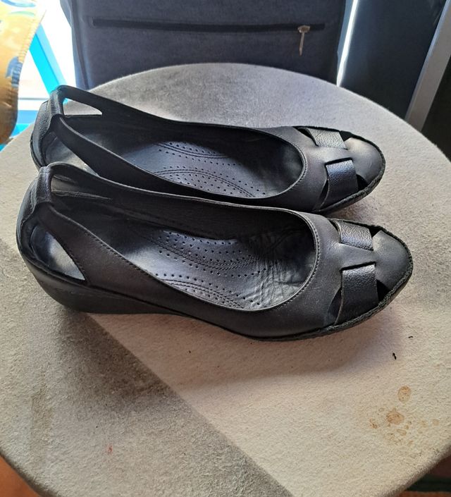 zapatos de cuñas en negro clarks