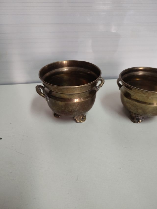 dos maceteros de bronce