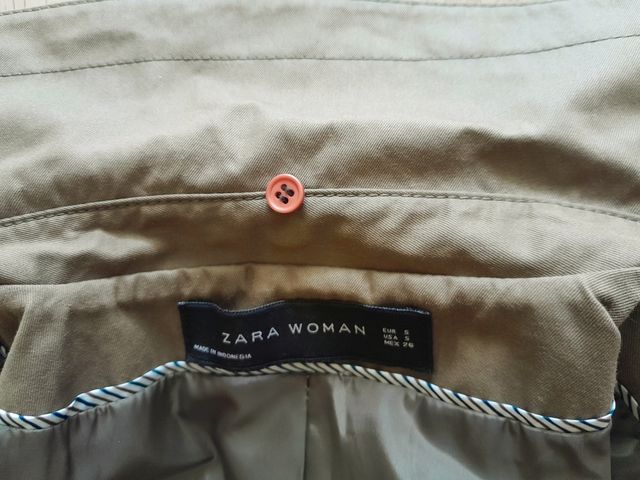 Gabardina de Zara.