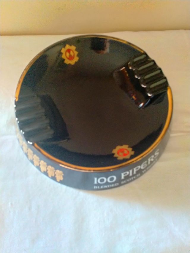 100 Pipers Blended Scotch Whiskey ashtray - Englan