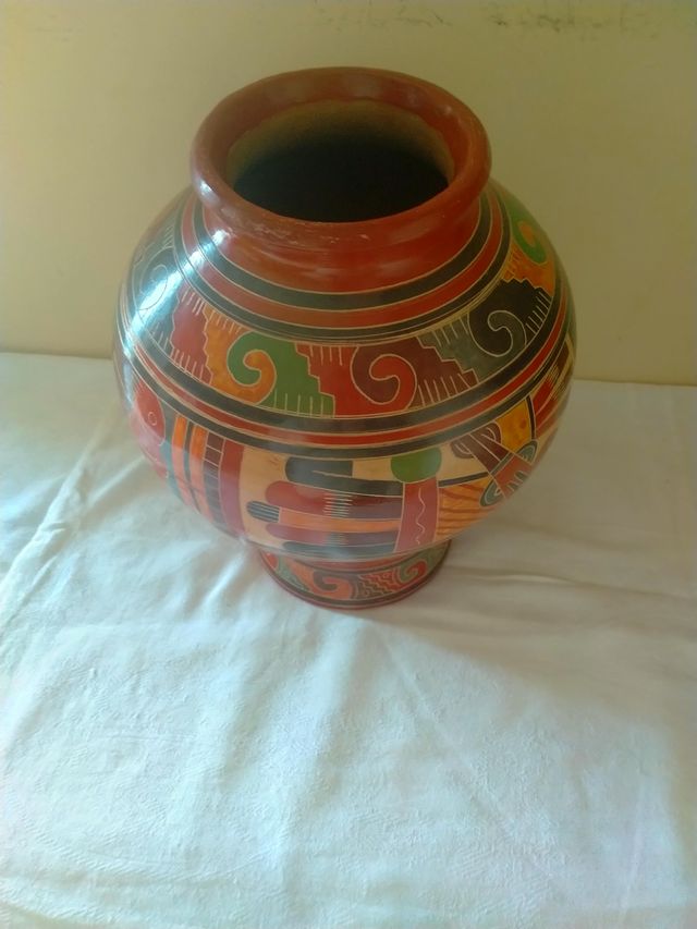  Indigenous pottery round bottom vase, Nicaragua