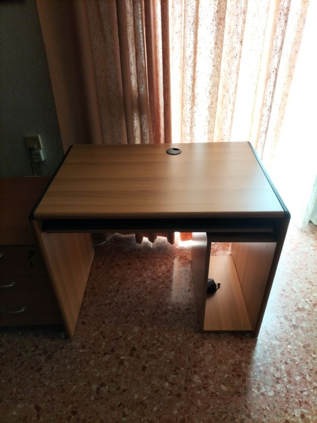 Mesa escritorio y cajonera.