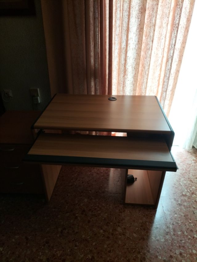 Mesa escritorio y cajonera.