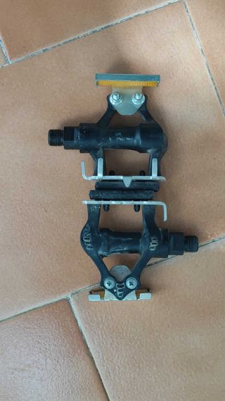 Bicicleta de carretera más accesorio pedales.