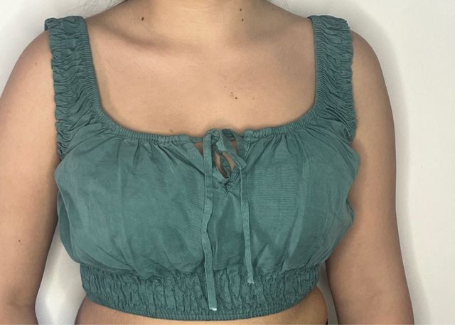 Top corto con hombro fruncido