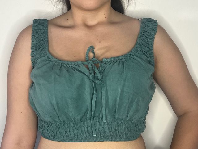 Top corto con hombro fruncido