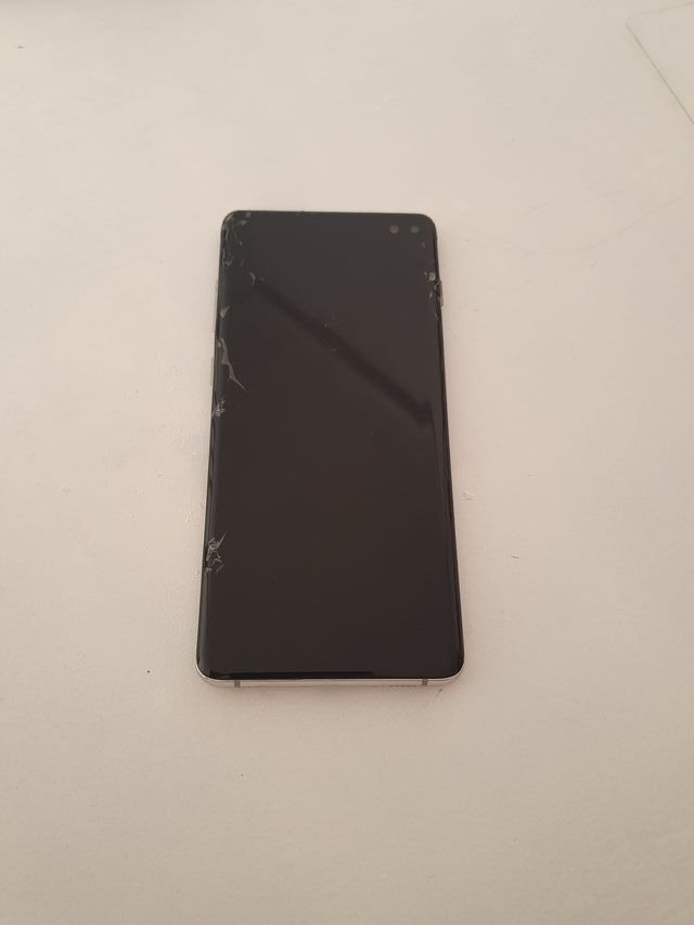 Samsung S10plus   pantalla rota para piezas.