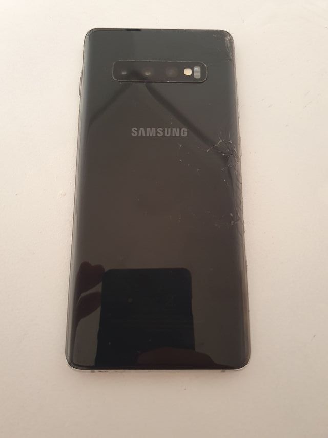Samsung S10plus   pantalla rota para piezas.