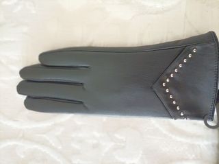 Guantes nuevos negros táctiles. mujer con etiqu