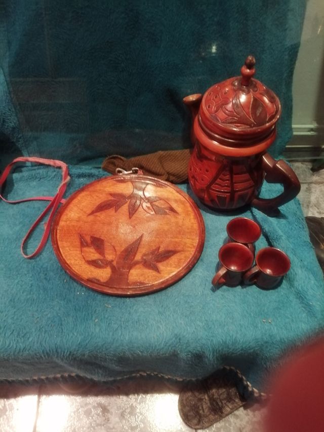 bandeja con jarra y 3 tazas de madera 