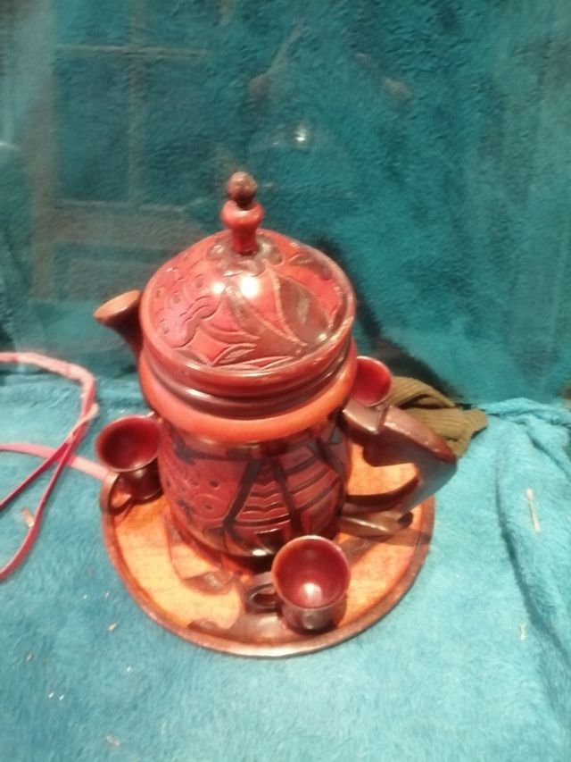 bandeja con jarra y 3 tazas de madera 