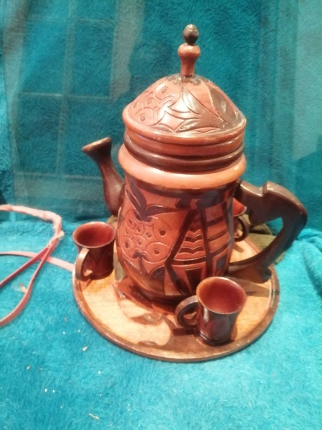 bandeja con jarra y 3 tazas de madera 