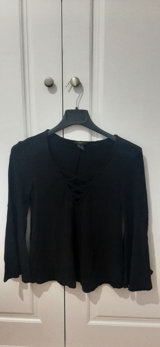 Blusa negra con escote cruzado Forever 21