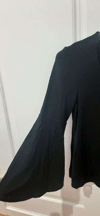 Blusa negra con escote cruzado Forever 21