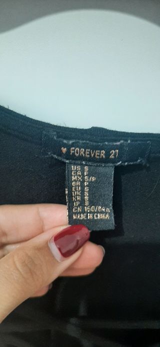Blusa negra con escote cruzado Forever 21