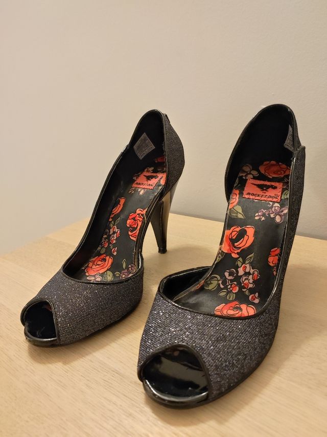 zapatos de tacón en negro con brillo de Rocket Dog