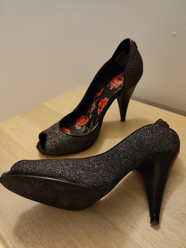 zapatos de tacón en negro con brillo de Rocket Dog