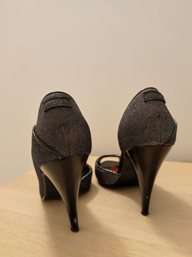zapatos de tacón en negro con brillo de Rocket Dog