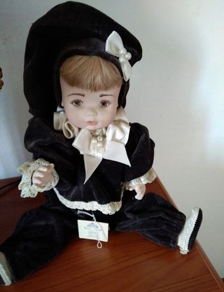 bambola in porcellana marrone