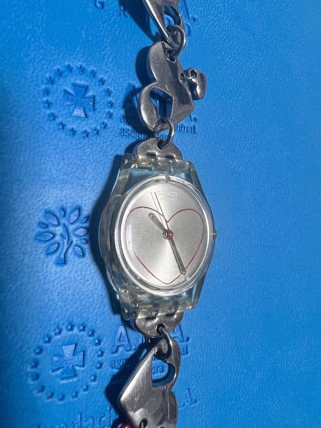 Reloj Swatch plateado Original Corazones
