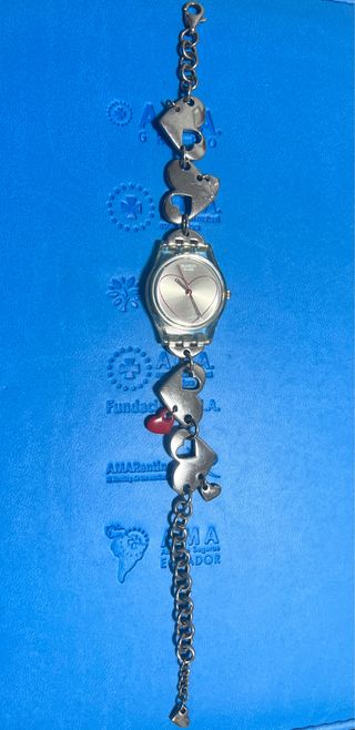 Reloj Swatch plateado Original Corazones