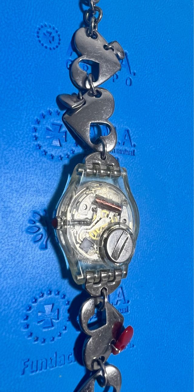 Reloj Swatch plateado Original Corazones