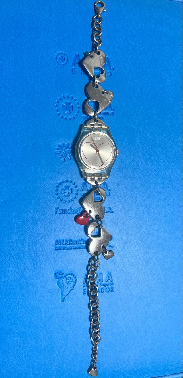 Reloj Swatch plateado Original Corazones