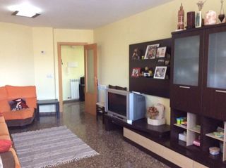 Mueble de salón-comedor, mesa y 6 sillas.