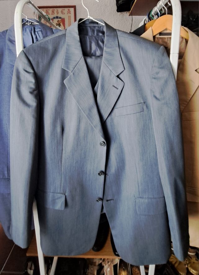 traje de chaqueta con chaleco en gris 