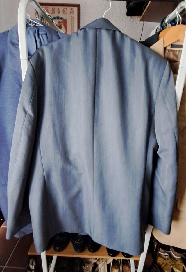 traje de chaqueta con chaleco en gris 