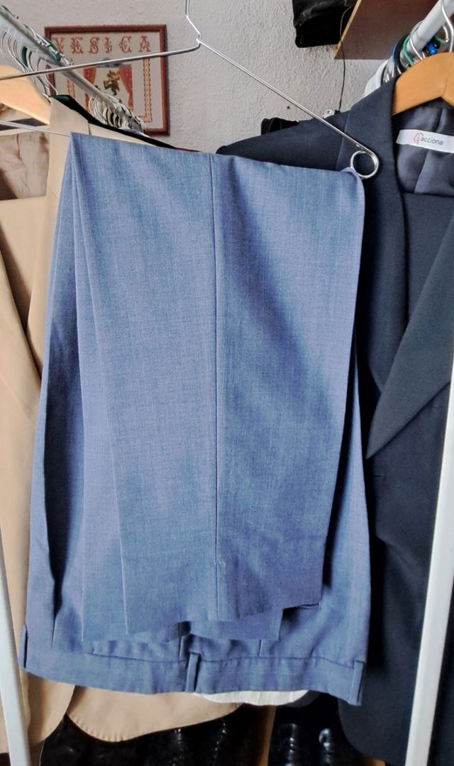 traje de chaqueta hombre en azul grisoso