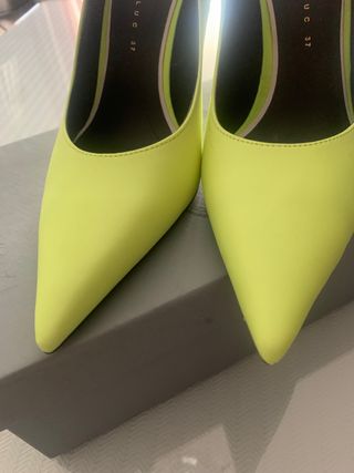 Zapatos de tacón amarillos