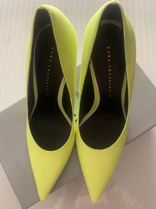 Zapatos de tacón amarillos