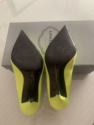 Zapatos de tacón amarillos