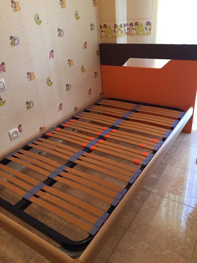 Dormitorio infantil(cama, lampara techo y mesilla)