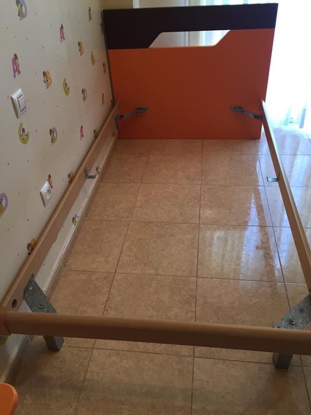 Dormitorio infantil(cama, lampara techo y mesilla)