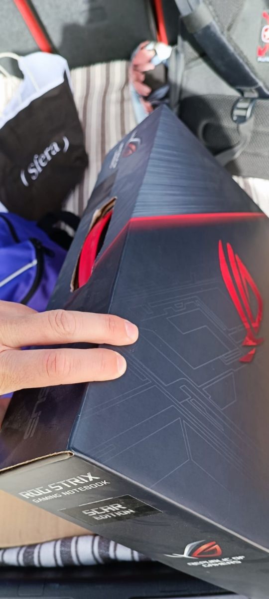 ASUS ROG STRIX SCAR II i7 2070 32 GB RAM 4 TB SSD