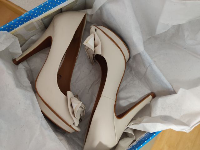 Zapatos de tacón blanco con lazo Stradivarius 