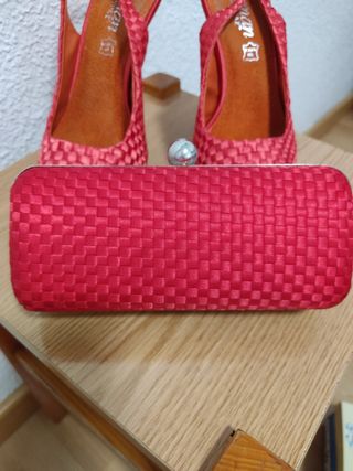 Zapatos de tacón y bolso color coral MaryPaz