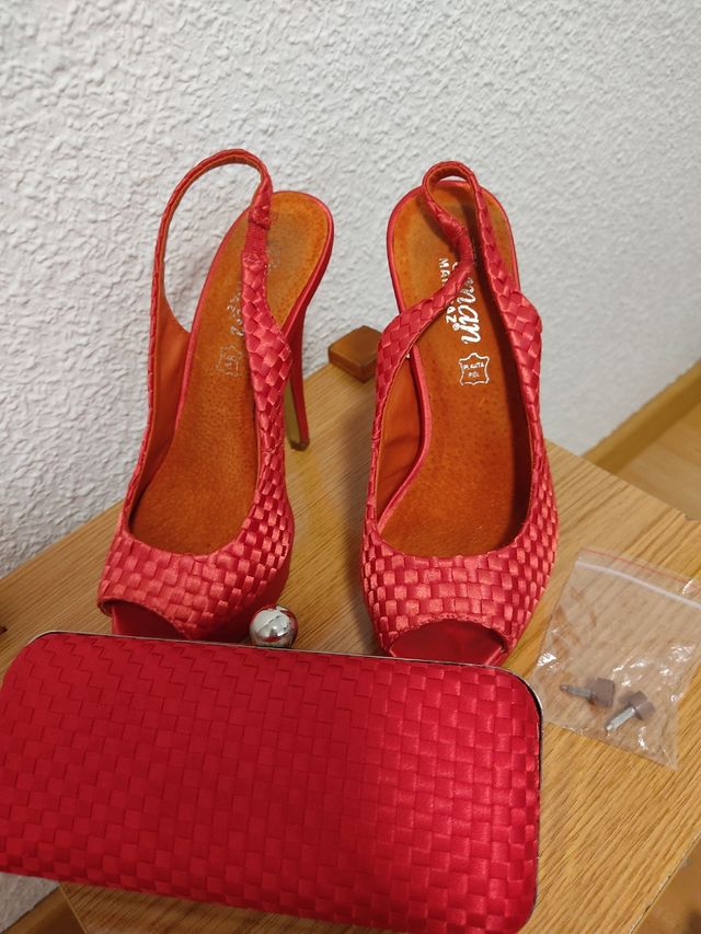 Zapatos de tacón y bolso color coral MaryPaz