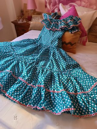 Traje Flamenca. Rocío. Feria. Bata Rociera Lunares