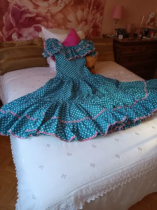 Traje Flamenca. Rocío. Feria. Bata Rociera Lunares