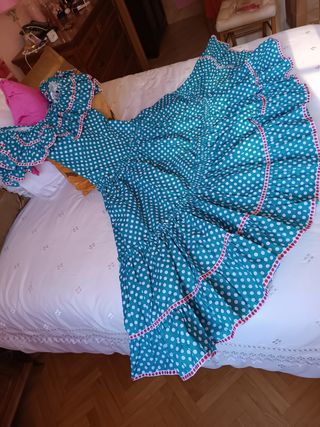 Traje Flamenca. Rocío. Feria. Bata Rociera Lunares