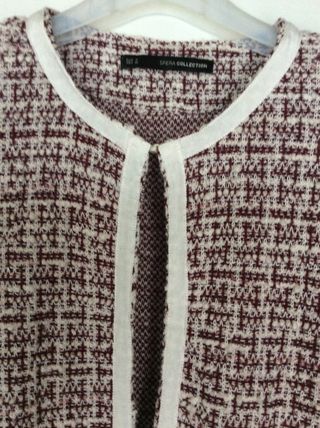 CHAQUETA JASPEADA CON BORDE BLANCO. PUNTO