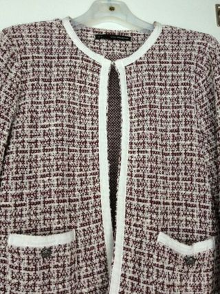 CHAQUETA JASPEADA CON BORDE BLANCO. PUNTO