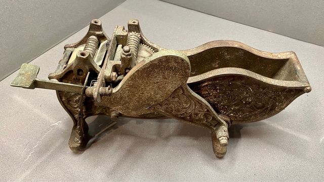 Antiguo utensilio para encolar etiquetas.