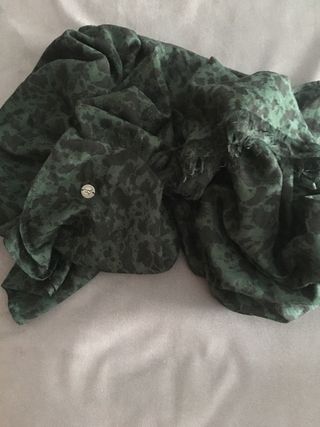 pañuelo verde con negro, es muy grande