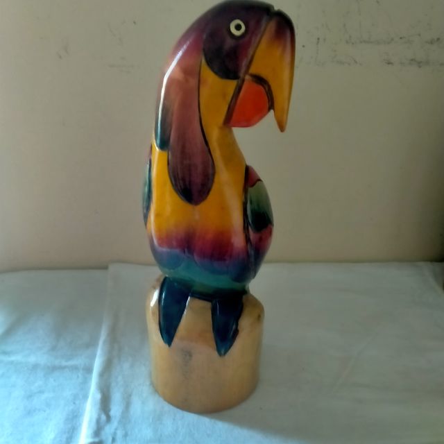 Pappagallo in legno Ara intagliato a mano.