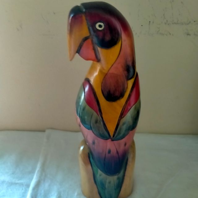 Pappagallo in legno Ara intagliato a mano.