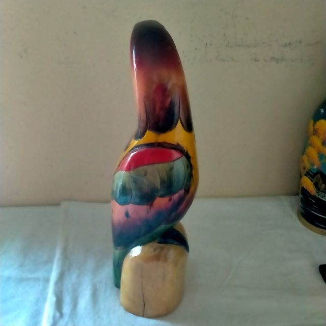 Pappagallo in legno Ara intagliato a mano.